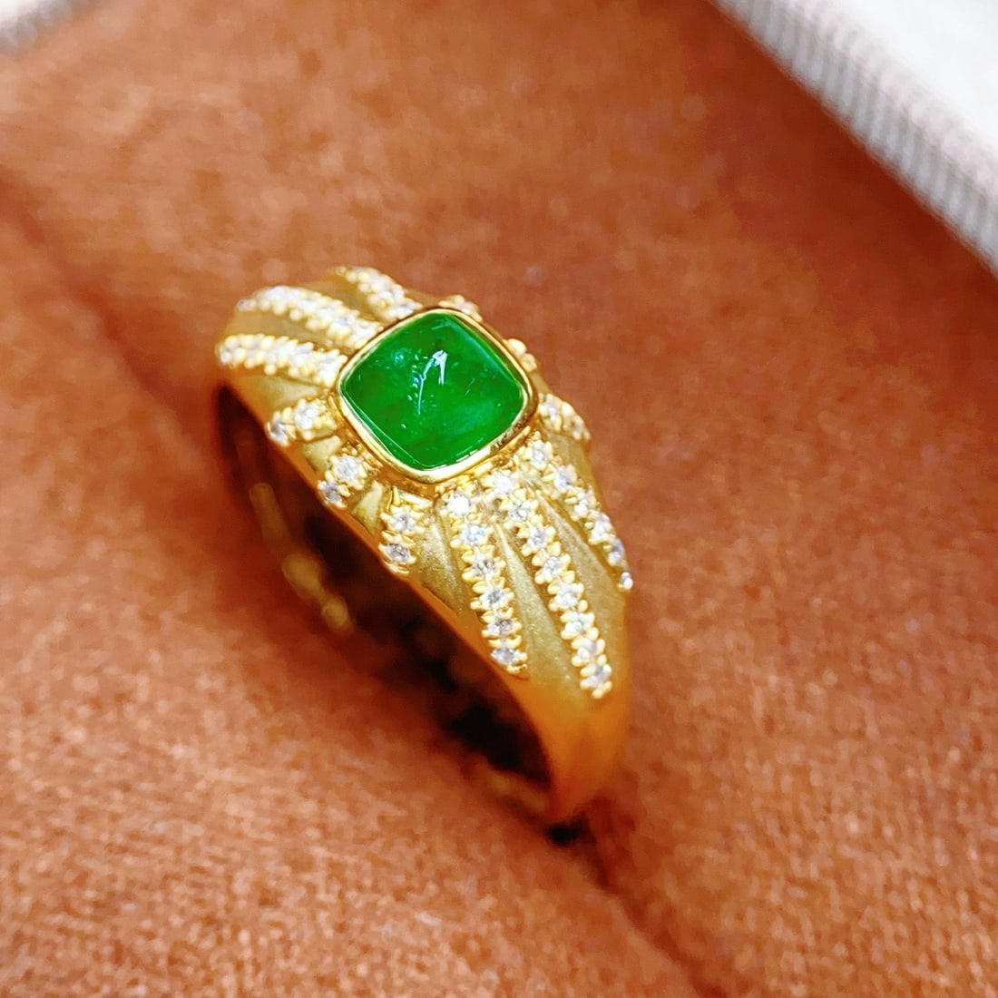 14k Gold 0.65 Ct Vivid Green Natural Emerald & Diamond Ring - 2