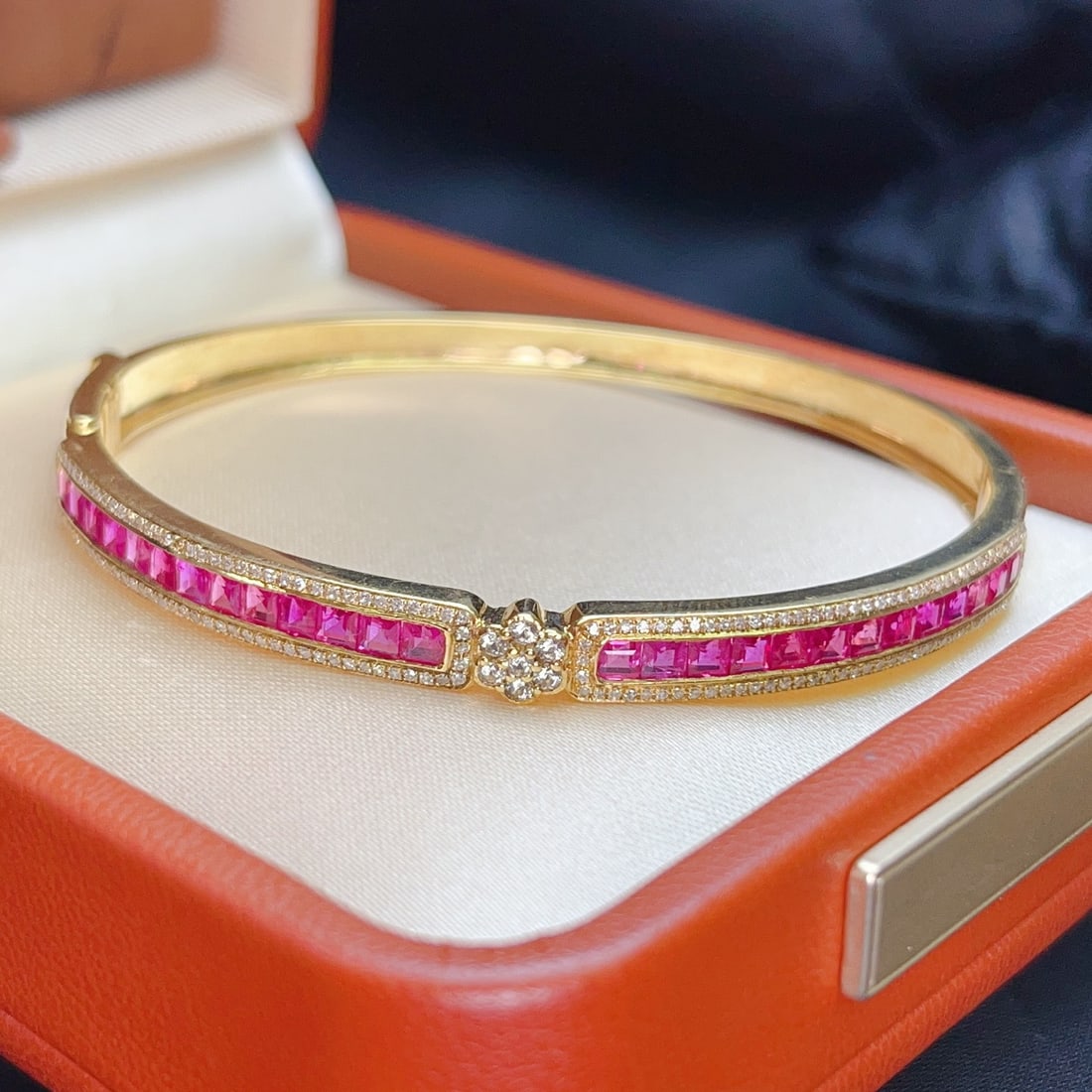 14k Gold 4.00 Ct Natural Ruby & Diamond & Sapphire Bangle: Ref:231108343 // gold content:14k gold // main gemstone:ruby // shape:square // carat weight:4. 00ct // color:red // treatment:natural // // adjacent gemstone 2 : diamond // number of stones:172 //