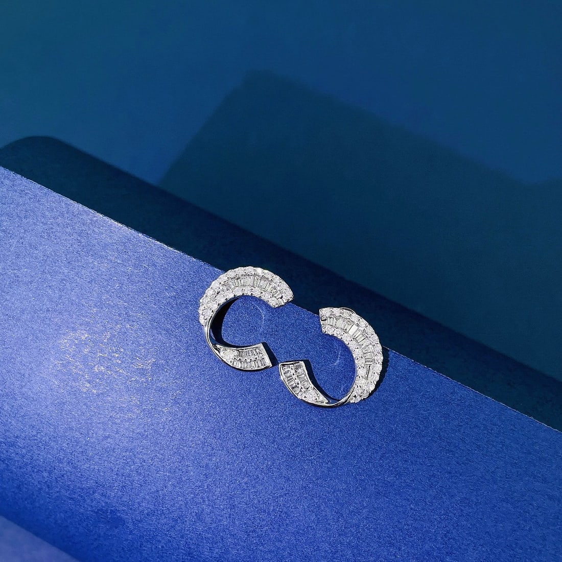 14k Gold 0.48 Ct Natural H Diamond Earrings: Ref:231108370 // gold content:14k gold // main gemstone:diamond // shape:multiple // carat weight:0. 48ct // clarity grade:vs-si // color:h // treatment:natural // Low Estimate: 2400 Condition: New
