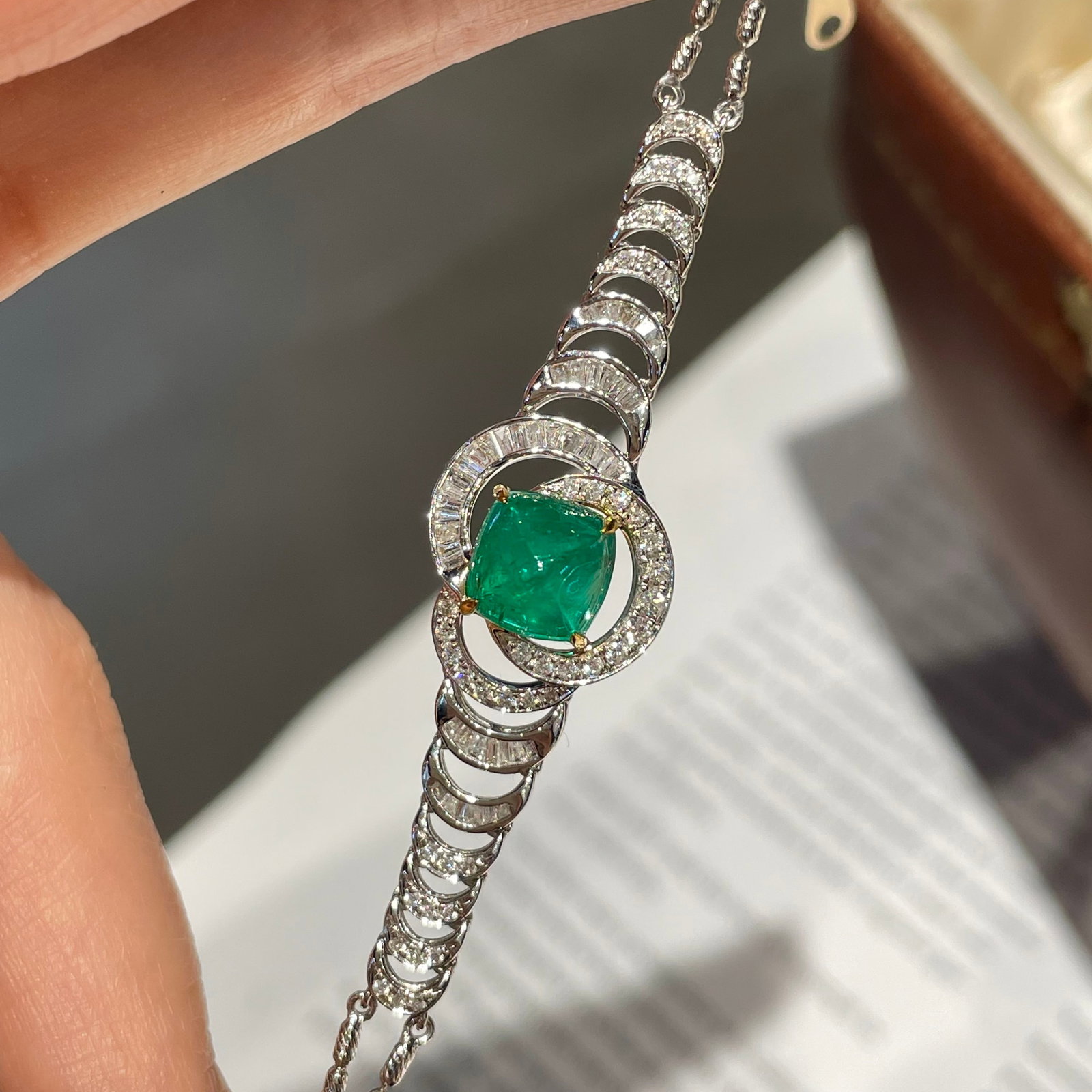 14k Gold 1.6 Ct Natural Emerald & Diamond Bracelet: Ref:231108399 // gold content:14k gold // main gemstone:emerald // shape:sugar-loaf // carat weight:1. 6ct // color:green // treatment:natural // // adjacent gemstone 2 : diamond // shape:multiple //