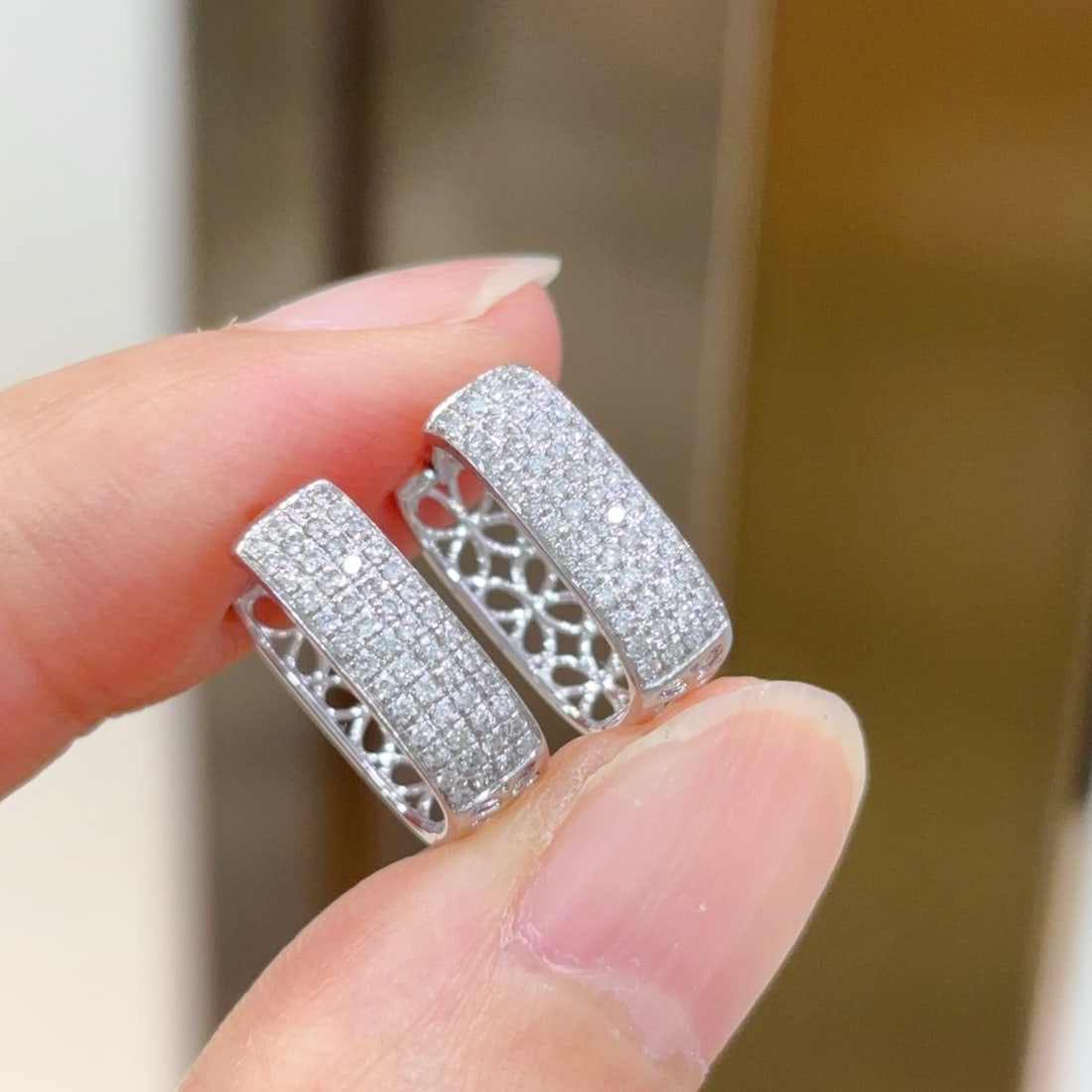 14k Gold 0.5 Ct Natural H Diamond Earrings: Ref:231108419 // gold content:14k gold // main gemstone:diamond // shape:round // carat weight:0. 5ct // clarity grade:vs-si // color:h // treatment:natural // cut grade:g // Condition: New High