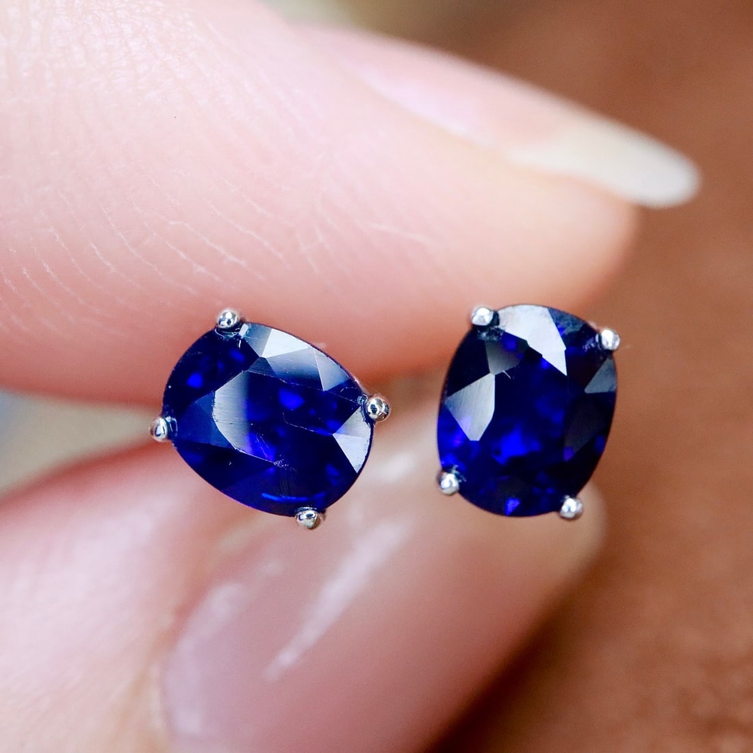14k Gold 1.25 Ct Natural Sapphire Earrings: Ref:231108426 // gold content:14k gold // main gemstone:sapphire // shape:oval // carat weight:1. 25ct // color:royal blue // treatment:natural // High Estimate: 4300 Condition: New Low Estimate: 2900