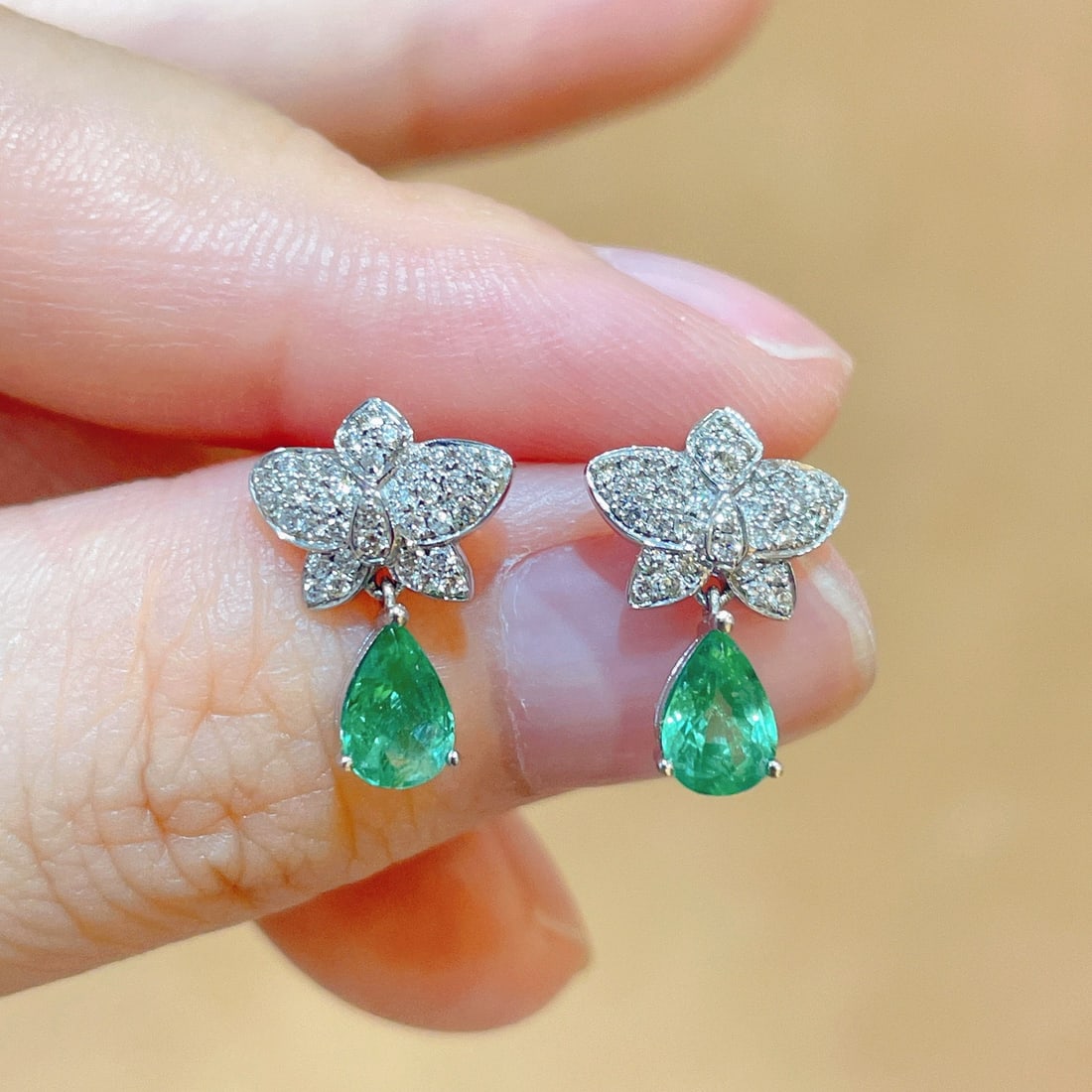 14k Gold 1.11 Ctw Natural Emerald & Diamond Earrings: Ref:231108428 // gold content:14k gold // main gemstone:emerald // shape:pear // carat weight:0. 82ct // color:green // treatment:natural // // adjacent gemstone 2 : diamond // shape:round // carat