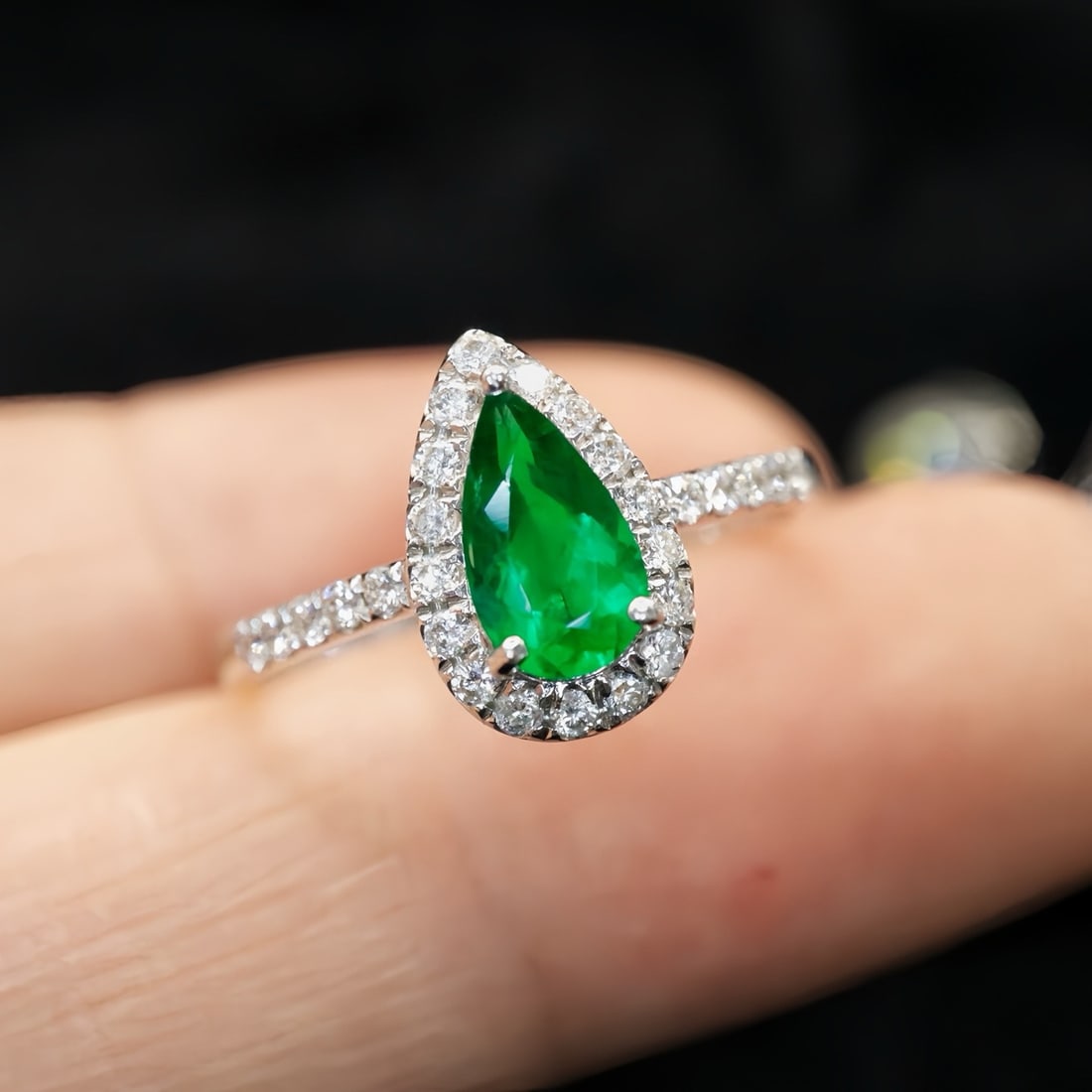 14k Gold 0.85 Ctw Vivid Green Natural Emerald & Diamond Ring - 3