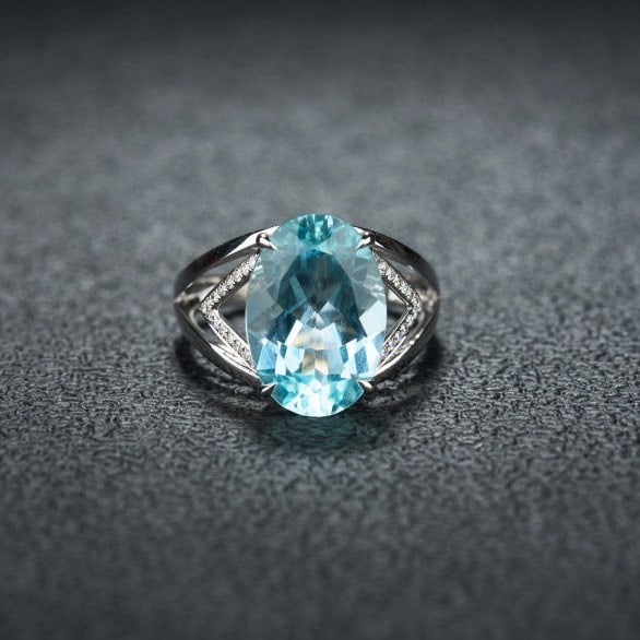 14k Gold 5.0 Ct Natural Aquamarine & Diamond Ring: Ref:231111055 // gold content:14k gold // ring size:7. 25us // // main gemstone:aquamarine // shape:oval // carat weight:5. 0ct // color:santa maria color // treatment:natural // // adjacent gemstone