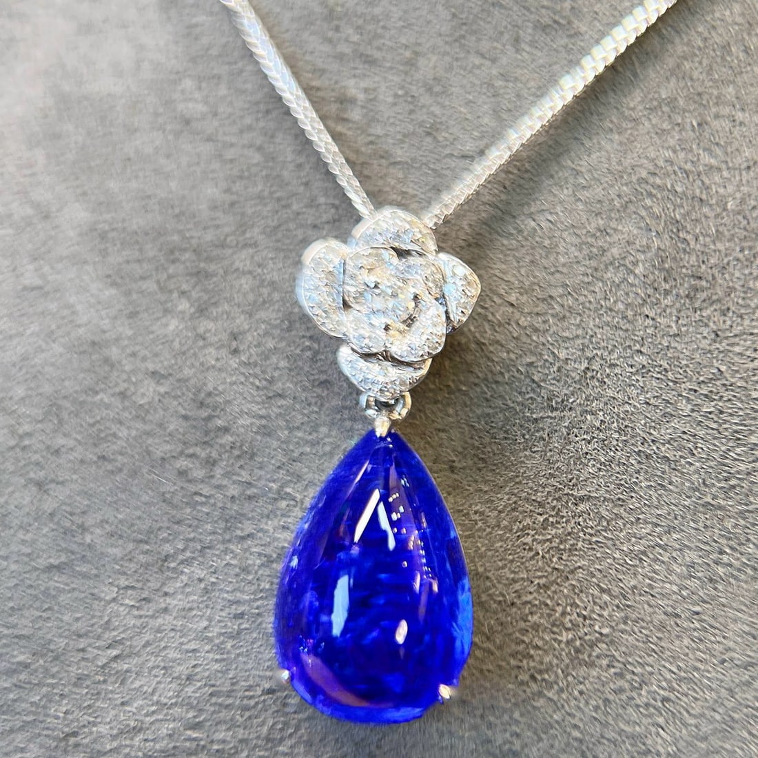 14k Gold 11.61 Ctw Natural Tanzanite & Diamond Pendant( Without Chain ): Ref:231111057 // gold content:14k gold // main gemstone:tanzanite // shape:pear // carat weight:11. 45ct // color:blue // treatment:natural // // adjacent gemstone 2 : diamond // shape:round // carat