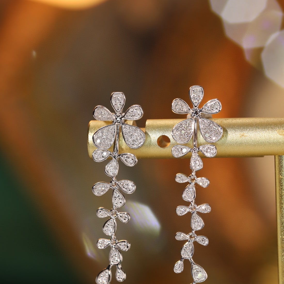 14k Gold 0.4 Ct Natural H Diamond Earrings: Ref:231111084 // gold content:14k gold // main gemstone:diamond // shape:round // carat weight:0. 4ct // clarity grade:vs-si // color:h // treatment:natural // cut grade:g // Low Estimate: 2400