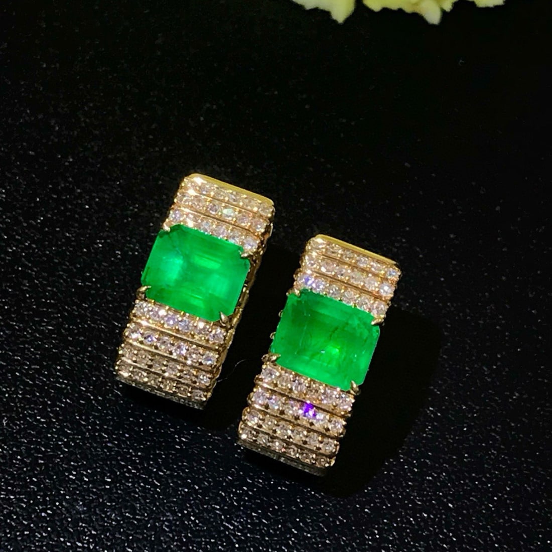 14k Gold 2.93 Ctw Vivid Green Natural Emerald & Diamond Earrings: Ref:231111113 // gold content:14k gold // main gemstone:emerald // shape:octagonal // carat weight:2. 43ct // color:vivid green // treatment:natural // // adjacent gemstone 2 : diamond // shape:round