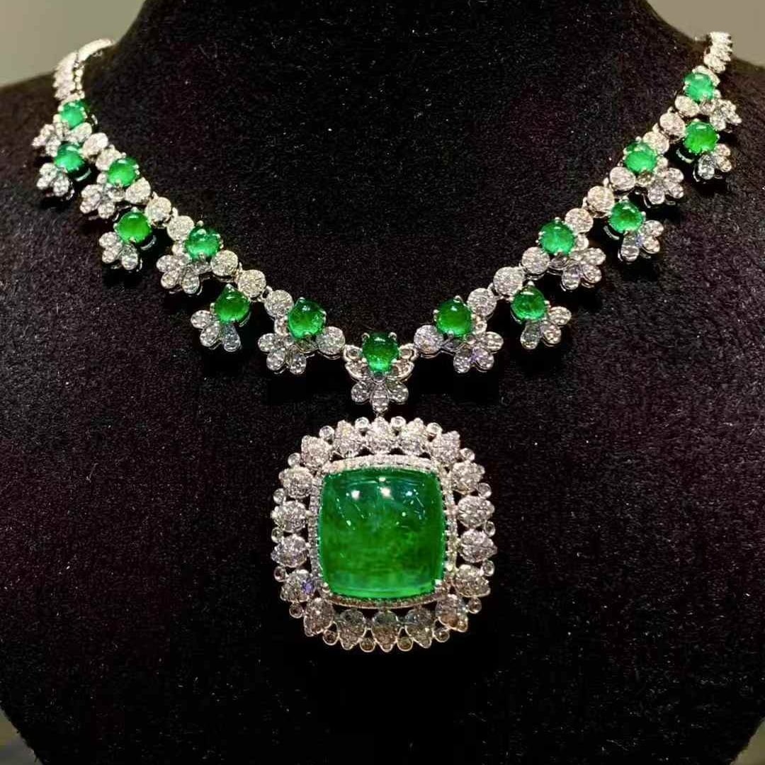 14k Gold 9.5 Ct Vivid Green Natural Emerald & Diamond Necklace: Ref:231111147 // gold content:14k gold // main gemstone:emerald // shape:sugar-loaf // carat weight:9. 5ct // color:vivid green // treatment:natural // // adjacent gemstone 2 : diamond // shape:round