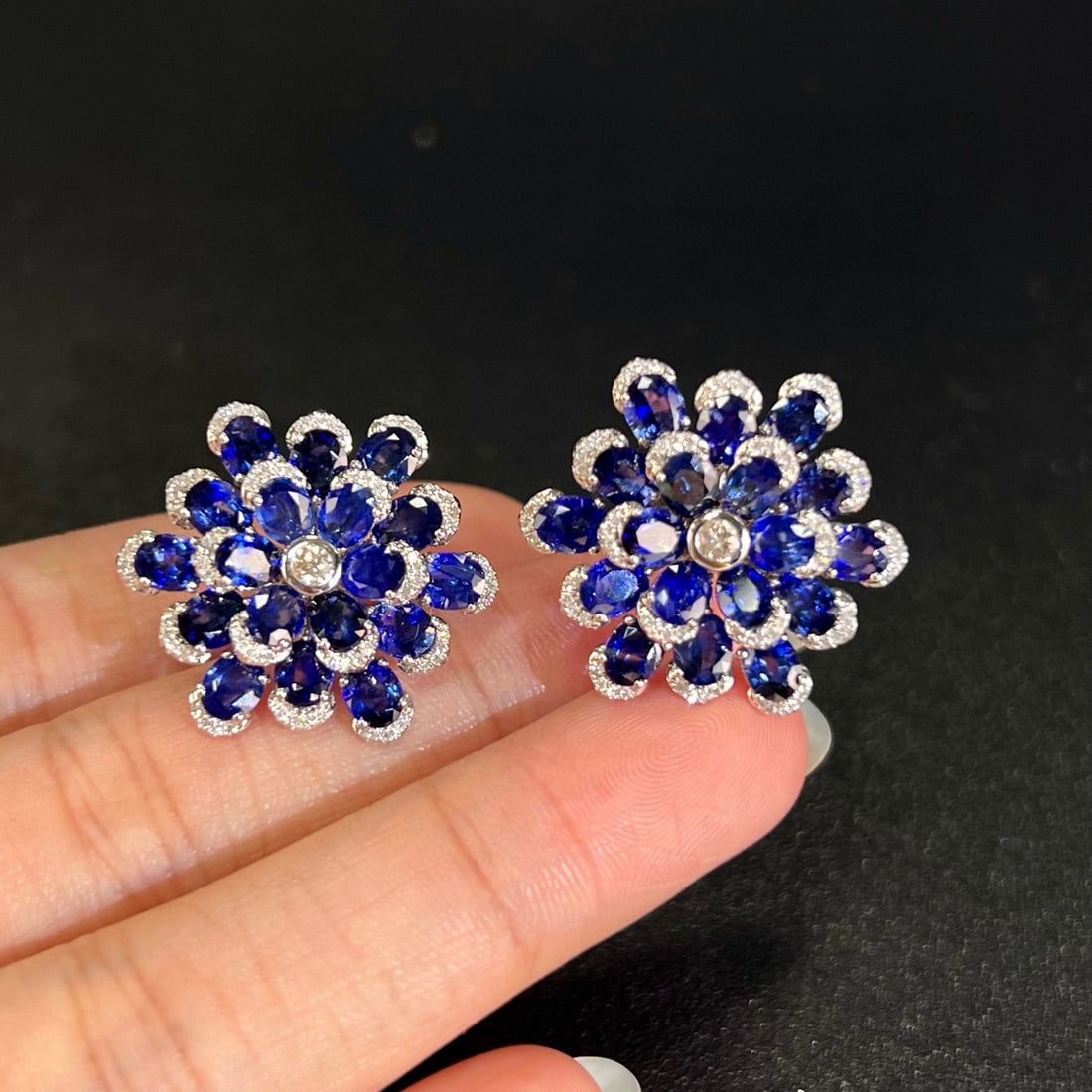 14k Gold 11.42 Ctw Vivid Blue Natural Sapphire & Diamond Earrings: Ref:231111155 // gold content:14k gold // main gemstone:sapphire // shape:oval // carat weight:11. 02ct // color:vivid blue // treatment:natural // // adjacent gemstone 2 : diamond // shape:round // c