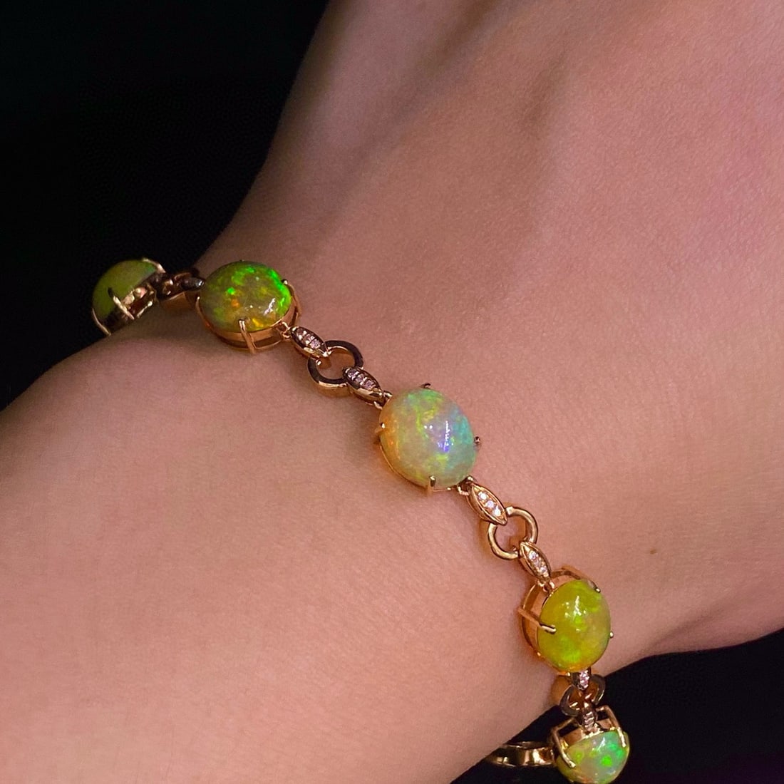 14k Gold 6.05 Ct Natural Opal & Diamond Bracelet: Ref:231111158 // gold content:14k gold // main gemstone:opal // shape:oval // carat weight:6. 05ct // color:color // treatment:natural // // adjacent gemstone 2 : diamond // number of stones:36 // sha