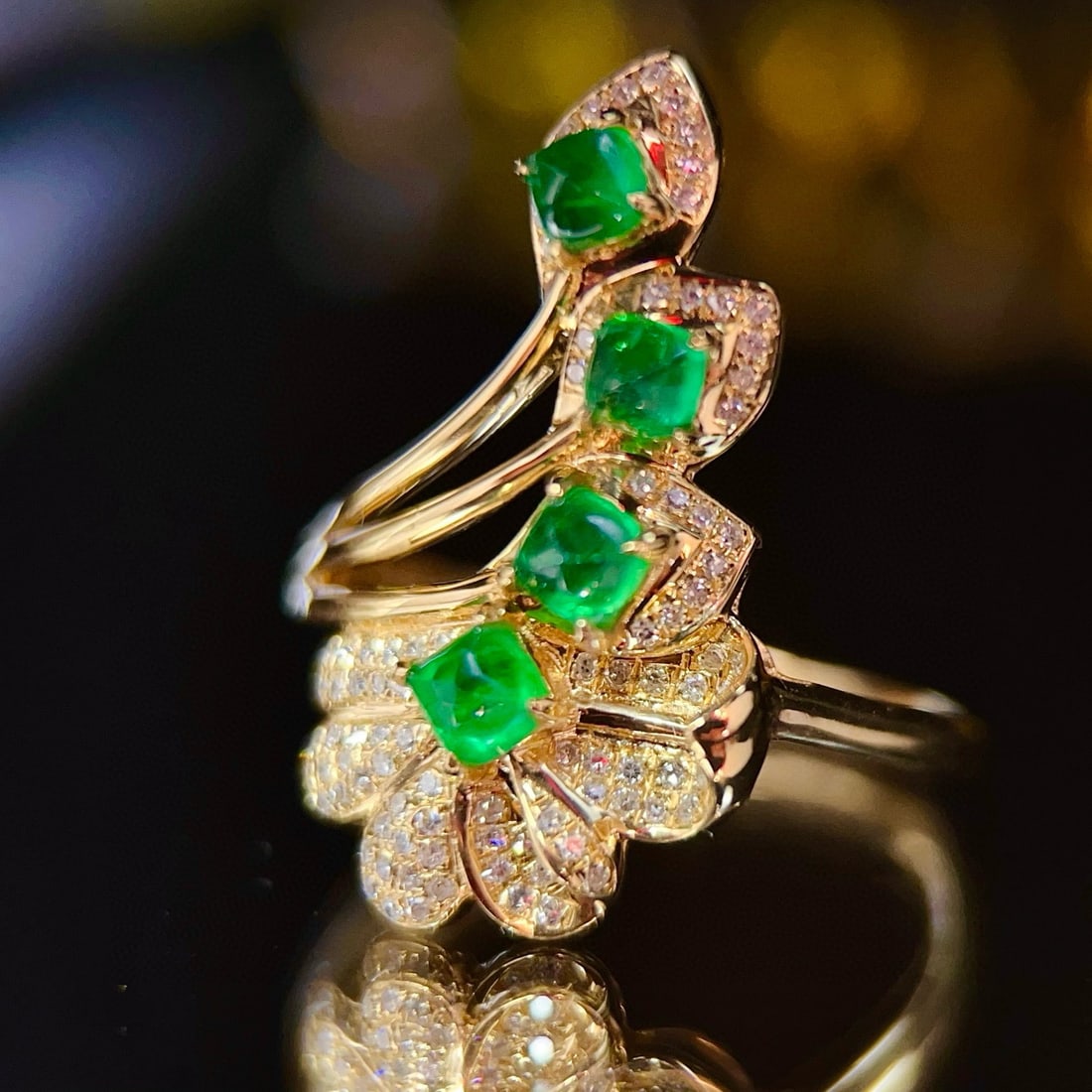 14k Gold 0.76 Ct Vivid Green Natural Emerald & Diamond Ring: Ref:231111190 // gold content:14k gold // ring size:7. 25us // // main gemstone:emerald // shape:sugar-loaf // carat weight:0. 76ct // color:vivid green // treatment:natural // // adjacent gemstone 2