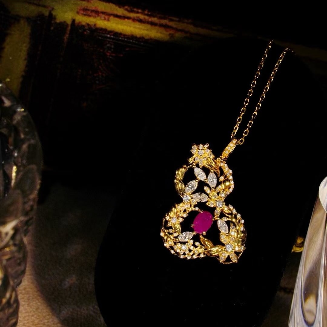 14k Gold 1.28 Ctw Natural Ruby & Diamond Necklace: Ref:231111209 // gold content:14k gold // main gemstone:ruby // shape:oval // carat weight:0. 52ct // color:red // treatment:natural // // adjacent gemstone 2 : diamond // shape:multiple // carat