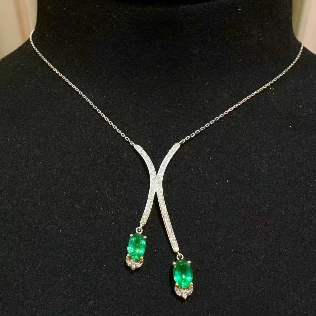 14k Gold 1 Ct Vivid Green Natural Emerald & Diamond Necklace: Ref:231111211 // gold content:14k gold // main gemstone:emerald // shape:oval // carat weight:1ct // color:vivid green // treatment:natural // // adjacent gemstone 2 : diamond // shape:round //