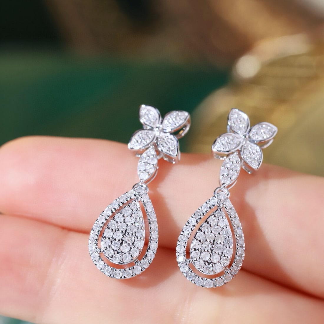 14k Gold 1.2 Ct Natural H Diamond Earrings: Ref:231111253 // gold content:14k gold // main gemstone:diamond // shape:round // carat weight:1. 2ct // clarity grade:vs-si // color:h // treatment:natural // cut grade:g // Low Estimate: 4600