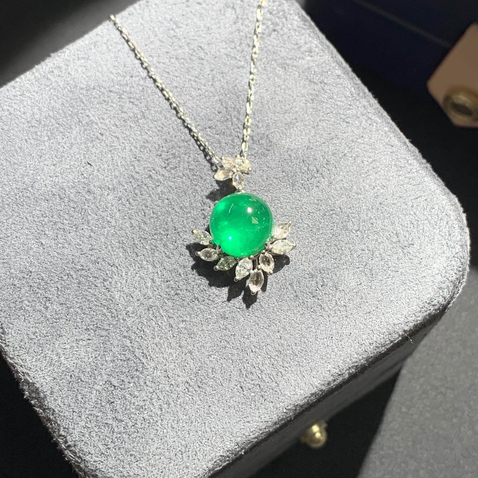 14k Gold 3.40 Ctw Vivid Green Natural Emerald & Diamond Necklace: Ref:231112012 // gold content:14k gold // main gemstone:emerald // shape:round // carat weight:2. 98ct // color:vivid green // treatment:natural // cut grade:g // // adjacent gemstone 2 : diamond //