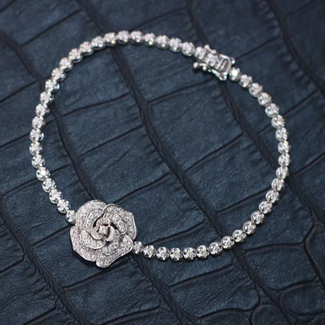14k Gold 1.5 Ct Natural H Diamond & Flowers Bracelet: Ref:231112083 // gold content:14k gold // main gemstone:diamond // shape:round // carat weight:1. 5ct // clarity grade:vs-si // color:h // treatment:natural // cut grade:g // High Estimate: 8900 Low