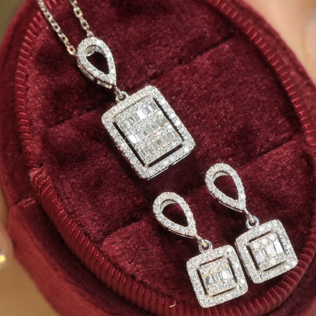 14k Gold 0.7 Ctw Natural H Diamond Jewelry Set: Ref:231112093 // gold content:14k gold // earrings // main gemstone:diamond // shape:multiple // carat weight:0. 4ct // clarity grade:vs-si // color:h // treatment:natural // // necklace // main