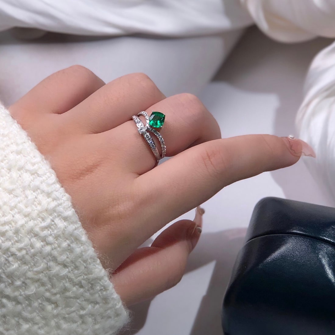 14k Gold 0.95 Ct Vivid Green Natural Emerald & Diamond Ring - 2