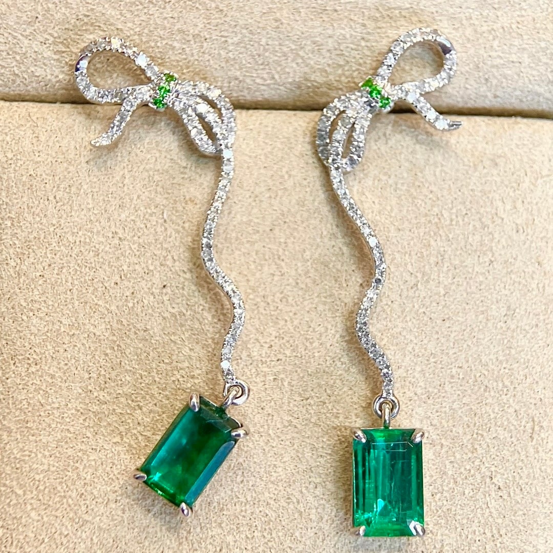 14k Gold 2.84 Ctw Vivid Green Natural Emerald & Diamond Earrings: Ref:231112112 // gold content:14k gold // main gemstone:emerald // shape:octagonal // carat weight:2. 43ct // color:vivid green // treatment:natural // // adjacent gemstone 2 : diamond // shape:round