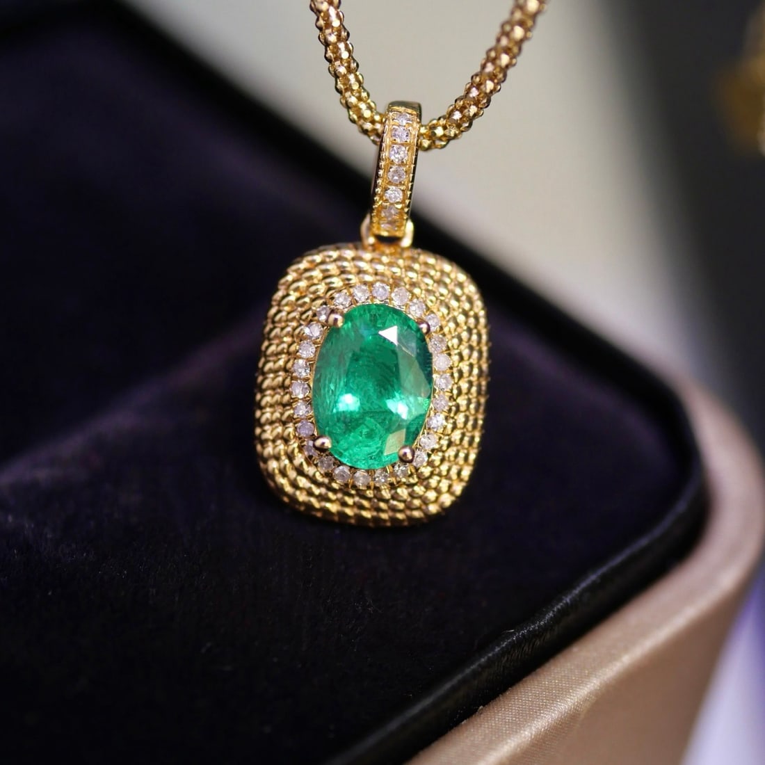 14k Gold 0.80 Ct Natural Emerald & Diamond Pendant( Without Chain ): Ref:231112126 // gold content:14k gold // main gemstone:emerald // shape:oval // carat weight:0. 80ct // color:green // treatment:natural // // adjacent gemstone 2 : diamond // shape:round // clarity