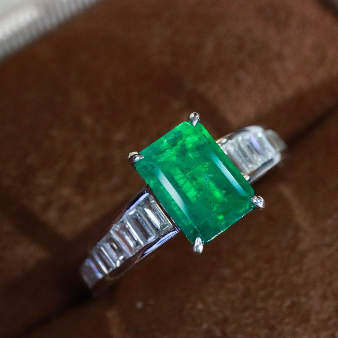 14k Gold 1.68 Ctw Vivid Green Natural Emerald & Diamond Ring: Ref:231112128 // gold content:14k gold // ring size:7. 25us // // main gemstone:emerald // shape:octagonal // carat weight:1. 23ct // color:vivid green // treatment:natural // // adjacent gemstone 2