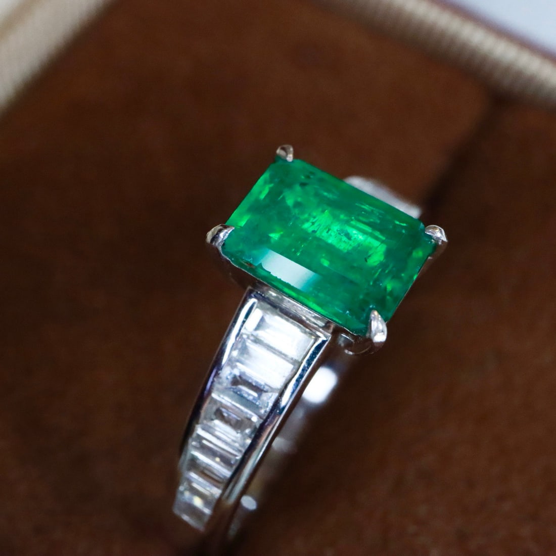 14k Gold 1.68 Ctw Vivid Green Natural Emerald & Diamond Ring - 2