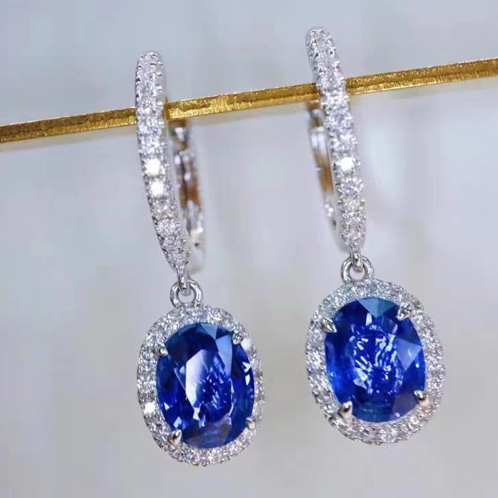 14k Gold 2 Ct Vivid Blue Natural Sapphire & Diamond Earrings: Ref:231112129 // gold content:14k gold // main gemstone:sapphire // shape:oval // carat weight:2ct // color:vivid blue // treatment:natural // // adjacent gemstone 2 : diamond // shape:round //