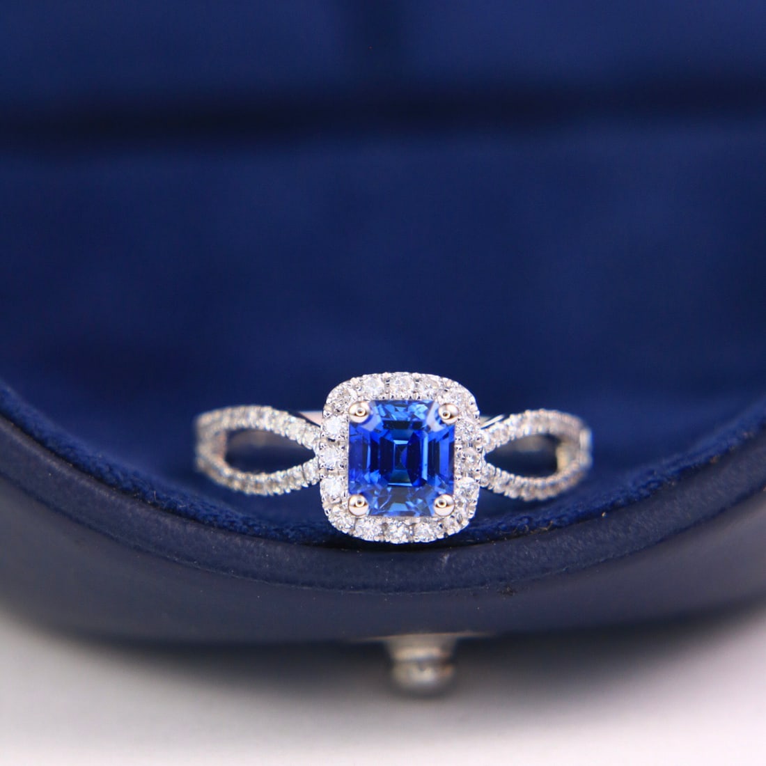 14k Gold 1.28 Ctw Natural Sapphire & Diamond Ring: Ref:231112148 // gold content:14k gold // ring size:7. 25us // // main gemstone:sapphire // shape:octagonal // carat weight:1. 03ct // color:blue // treatment:natural // // adjacent gemstone 2 :