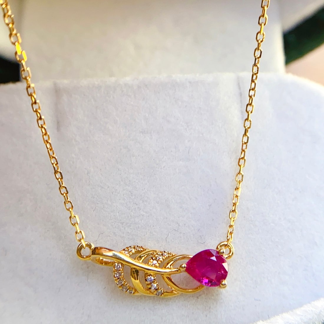 14k Gold 0.45 Ct Natural Ruby & Diamond Necklace: Ref:231112165 // gold content:14k gold // main gemstone:ruby // shape:pear // carat weight:0. 45ct // color:red // treatment:natural // // adjacent gemstone 2 : diamond // number of stones:14 //