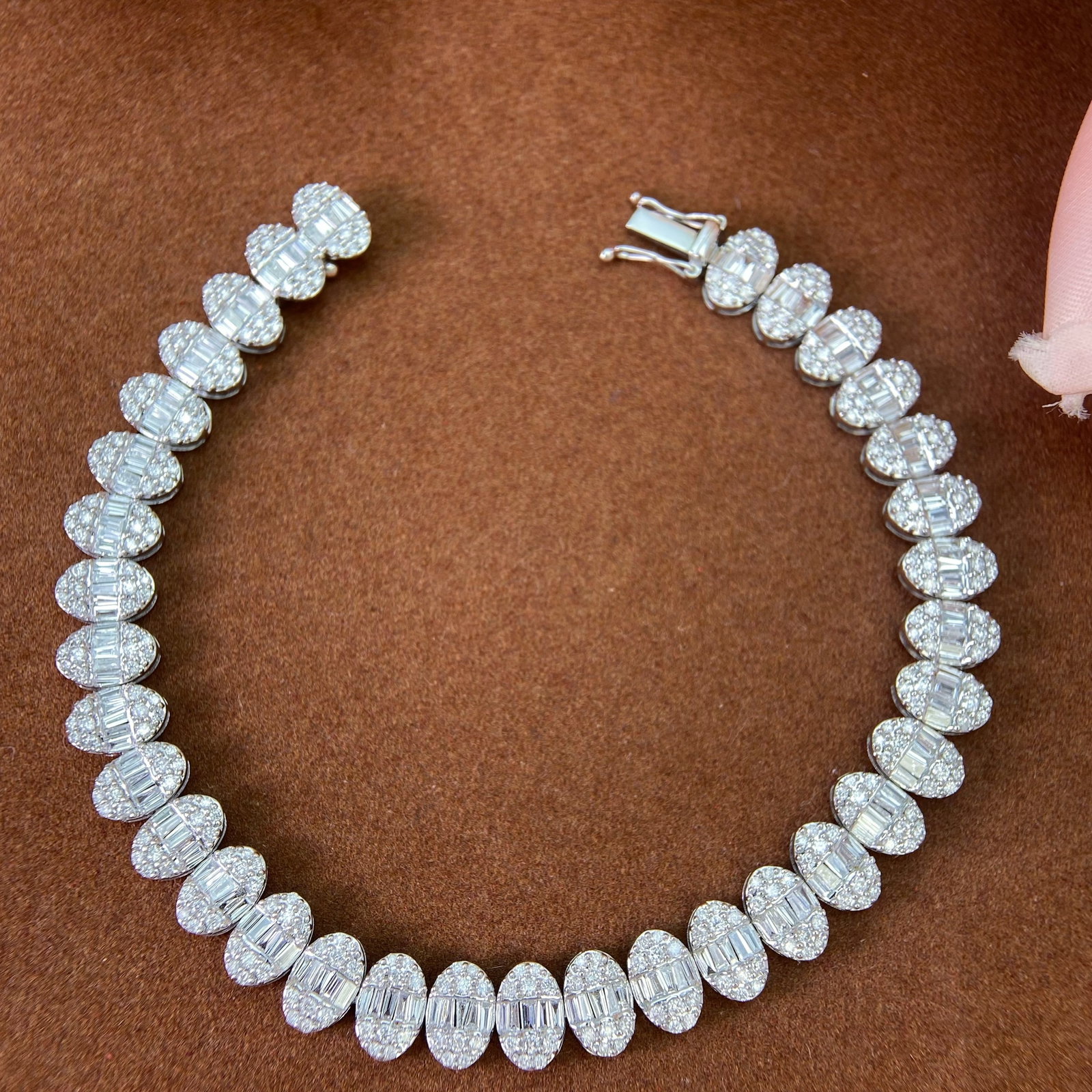 14k Gold 3.00 Ct Natural H Diamond Bracelet: Ref:231112190 // gold content:14k gold // main gemstone:diamond // shape:multiple // carat weight:3. 00ct // clarity grade:vs-si // color:h // treatment:natural // Condition: New Low Estimate: 14000