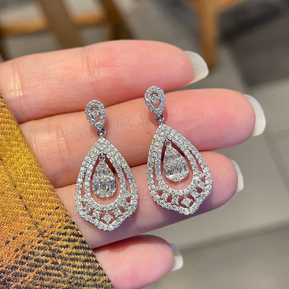14k Gold 1 Ct Natural H Diamond Earrings: Ref:231112195 // gold content:14k gold // main gemstone:diamond // shape:multiple // carat weight:1ct // clarity grade:vs-si // color:h // treatment:natural // Low Estimate: 4600 Condition: New High
