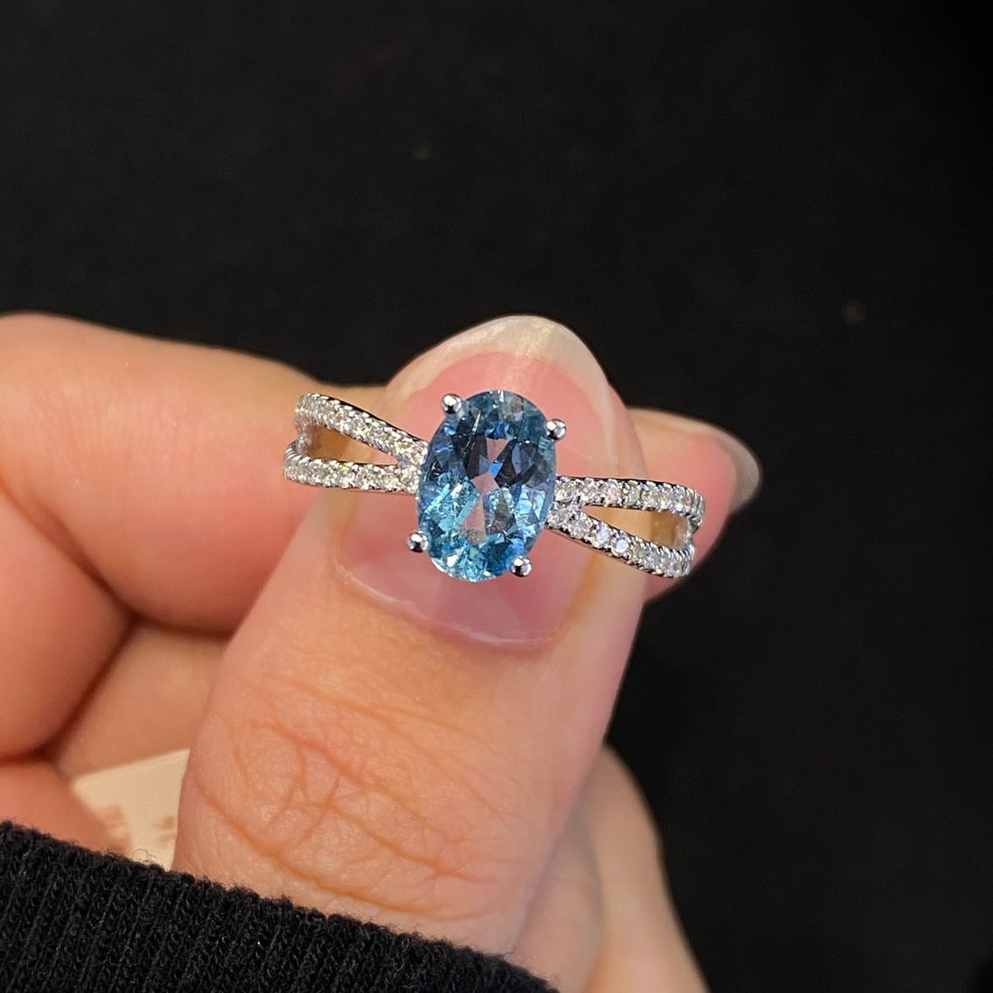 14k Gold 1.16 Ctw Natural Aquamarine & Diamond Ring: Ref:231112203 // gold content:14k gold // ring size:7. 25us // // main gemstone:aquamarine // shape:oval // carat weight:0. 94ct // color:santa maria color // treatment:natural // // adjacent