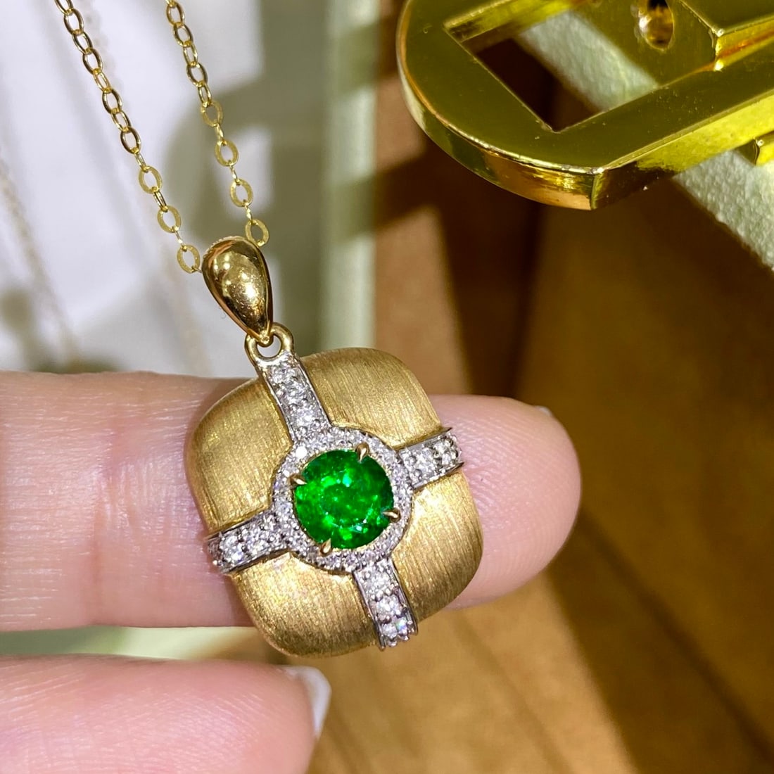 14k Gold 0.58 Ctw Vivid Green Natural Emerald & Diamond Pendant( Without Chain ): Ref:231112205 // gold content:14k gold // main gemstone:emerald // shape:round // carat weight:0. 43ct // color:vivid green // treatment:natural // cut grade:g // // adjacent gemstone 2 : diamond //