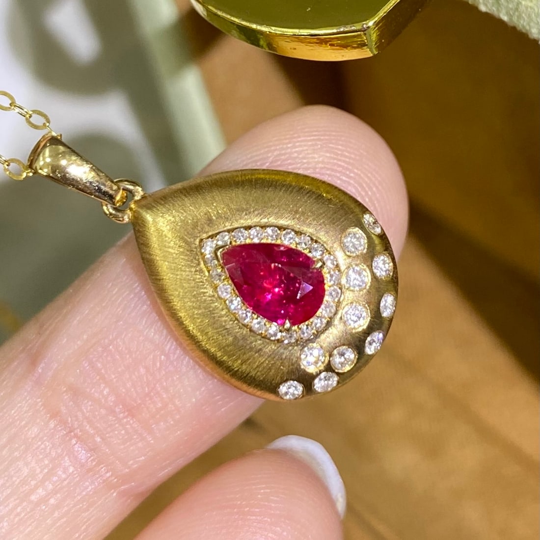 14k Gold 0.82 Ctw Natural Ruby & Diamond Pendant( Without Chain ): Ref:231112207 // gold content:14k gold // main gemstone:ruby // shape:pear // carat weight:0. 62ct // color:red // treatment:natural // // adjacent gemstone 2 : diamond // shape:round // carat