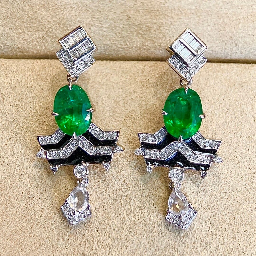 14k Gold 2.86 Ctw Vivid Green Natural Emerald & Diamond Earrings: Ref:231112209 // gold content:14k gold // main gemstone:emerald // shape:oval // carat weight:2. 45ct // color:vivid green // treatment:natural // // adjacent gemstone 2 : diamond // shape:multiple