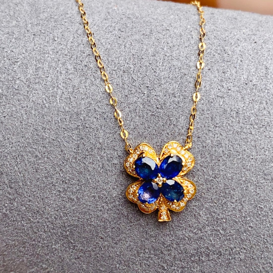 14k Gold 1.65 Ct Natural Sapphire & Diamond Necklace: Ref:231112211 // gold content:14k gold // main gemstone:sapphire // shape:oval // carat weight:1. 65ct // color:blue // treatment:natural // // adjacent gemstone 2 : diamond // number of stones:40 //