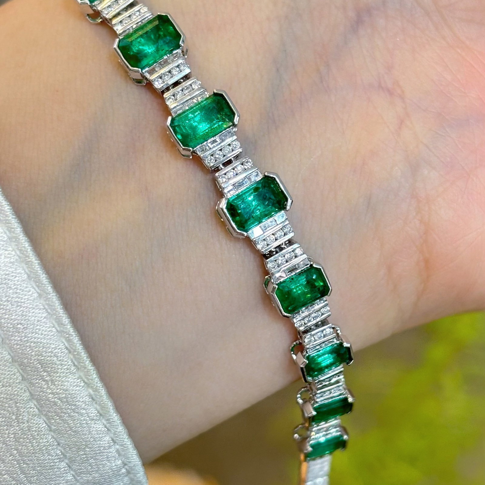 14k Gold 4.1 Ct Natural Emerald & Diamond Bracelet: Ref:231112222 // gold content:14k gold // main gemstone:emerald // shape:octagonal // carat weight:4. 1ct // color:green // treatment:natural // // adjacent gemstone 2 : diamond // shape:multiple //