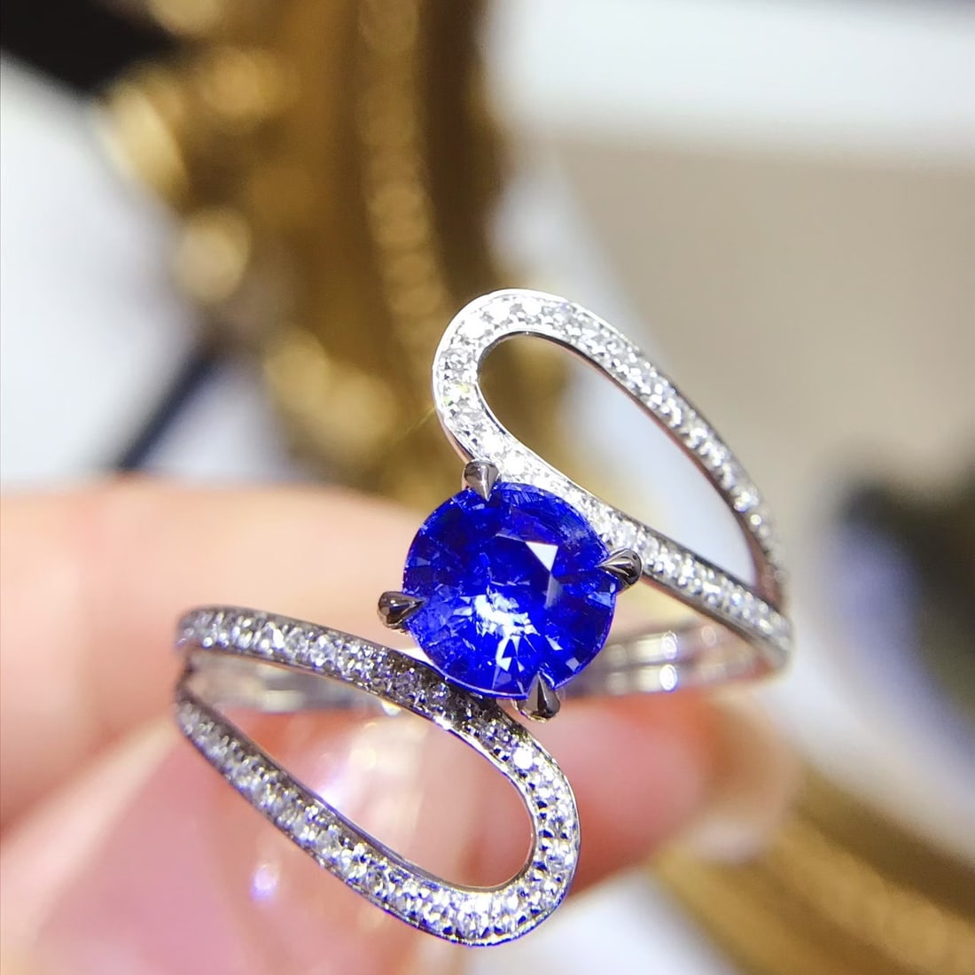 14k Gold 1.15 Ctw Vivid Blue Natural Sapphire & Diamond Ring: Ref:231112230 // gold content:14k gold // ring size:7. 25us // // main gemstone:sapphire // shape:round // carat weight:0. 9ct // color:vivid blue // treatment:natural // cut grade:g // // adjacent ge