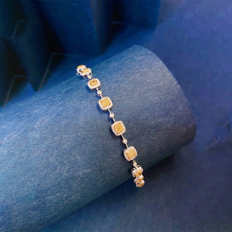 14k Gold 2.75 Ctw Natural Yellow Diamond & Diamond Bracelet: Ref:231112238 // gold content:14k gold // main gemstone:yellow diamond // shape:cushion // carat weight:2. 00ct // color:yellow // treatment:natural // // adjacent gemstone 2 : diamond // shape:round