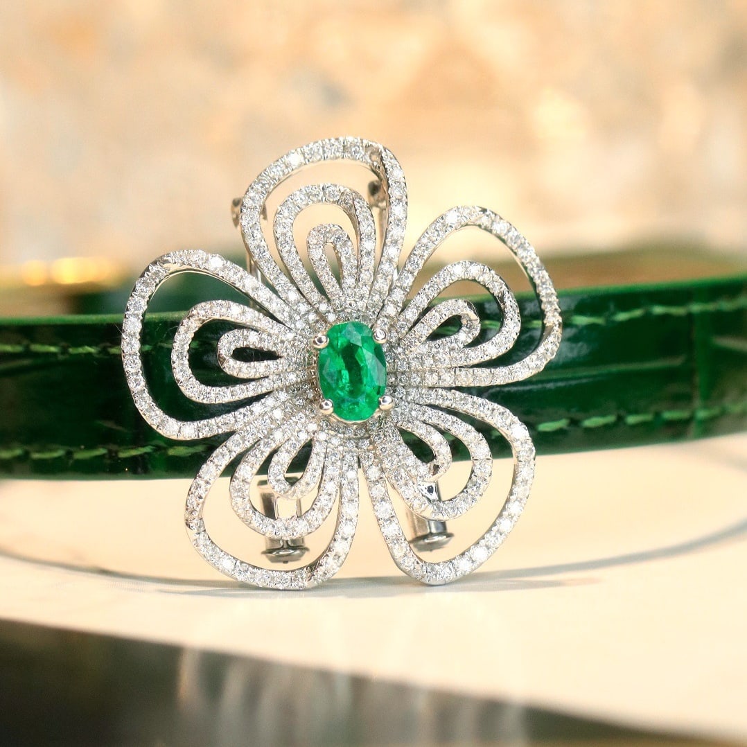 14k Gold 1.24 Ctw Vivid Green Natural Emerald & Diamond Brooch: Ref:231112249 // gold content:14k gold // main gemstone:emerald // shape:oval // carat weight:0. 39ct // color:vivid green // treatment:natural // // adjacent gemstone 2 : diamond // shape:round //