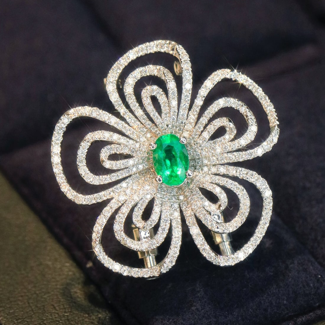 14k Gold 1.24 Ctw Vivid Green Natural Emerald & Diamond Brooch - 7