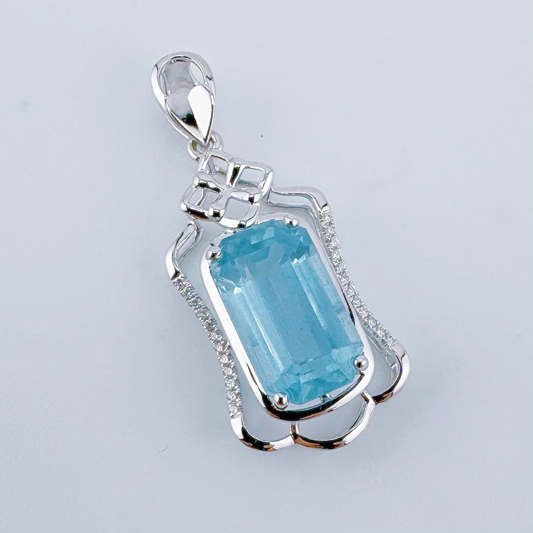 14k Gold 3.19 Ctw Natural Aquamarine & Diamond Pendant( Without Chain ): Ref:231112258 // gold content:14k gold // main gemstone:aquamarine // shape:octagonal // carat weight:3. 12ct // color:blue // treatment:natural // // adjacent gemstone 2 : diamond // shape:round //