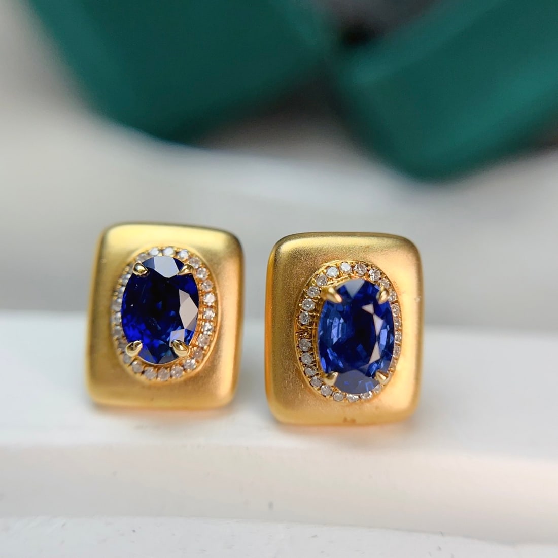 14k Gold 1.40 Ct Natural Sapphire & Diamond Earrings: Ref:231112264 // gold content:14k gold // main gemstone:sapphire // shape:oval // carat weight:1. 40ct // color:blue // treatment:natural // // adjacent gemstone 2 : diamond // number of stones:50 //