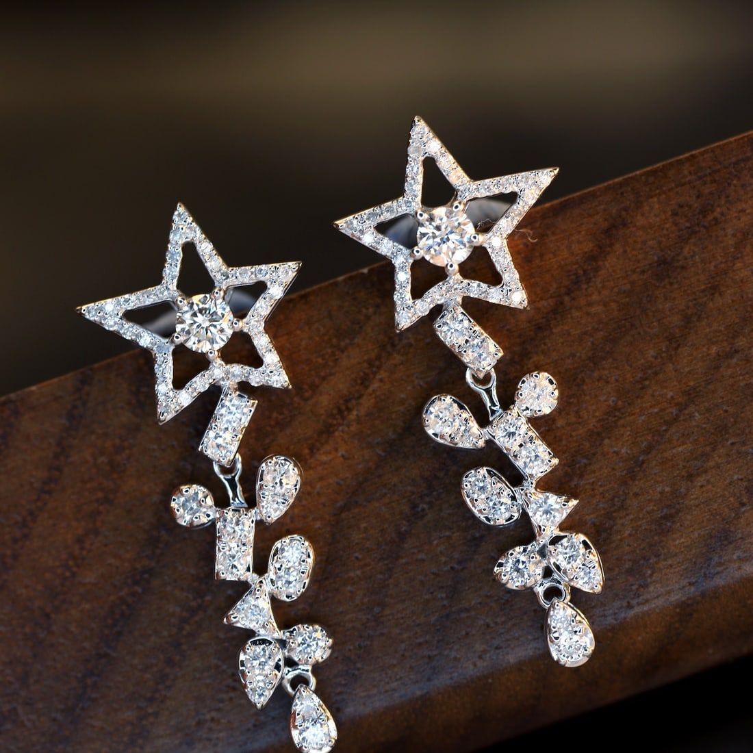 14k Gold 0.84 Ct Natural H Diamond Earrings: Ref:231112272 // gold content:14k gold // main gemstone:diamond // shape:round // carat weight:0. 84ct // clarity grade:vs-si // color:h // treatment:natural // cut grade:g // Low Estimate: 4600