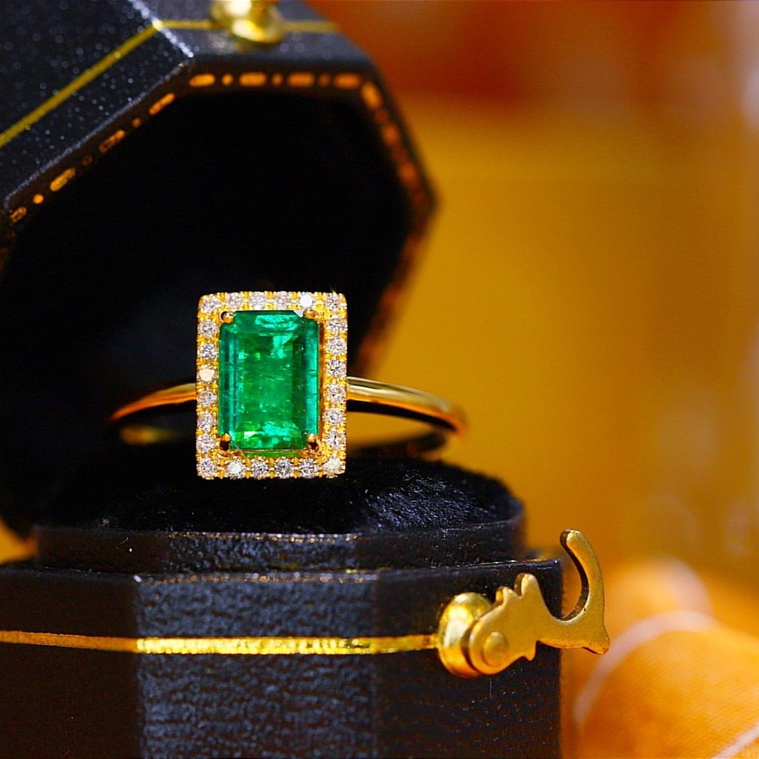 14k Gold 1.12 Ctw Vivid Green Natural Emerald & Diamond Ring: Ref:231112279 // gold content:14k gold // ring size:7. 25us // // main gemstone:emerald // shape:octagonal // carat weight:1. 0ct // color:vivid green // treatment:natural // // adjacent gemstone 2 : 