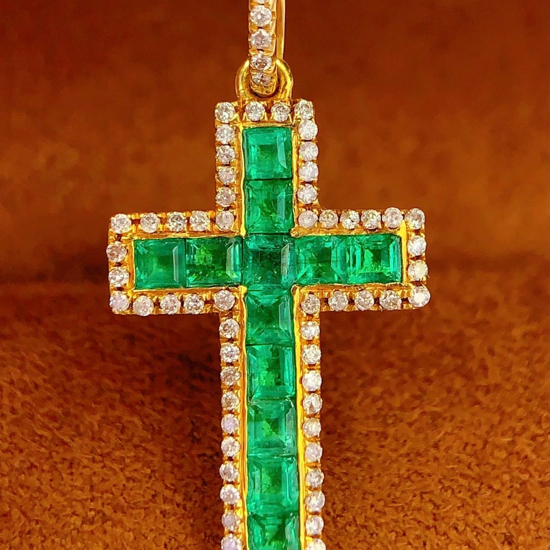 14k Gold 1.5 Ct Natural Emerald & Diamond Pendant( Without Chain ): Ref:231112295 // gold content:14k gold // main gemstone:emerald // shape:square // carat weight:1. 5ct // color:green // treatment:natural // // adjacent gemstone 2 : diamond // number of stones:60