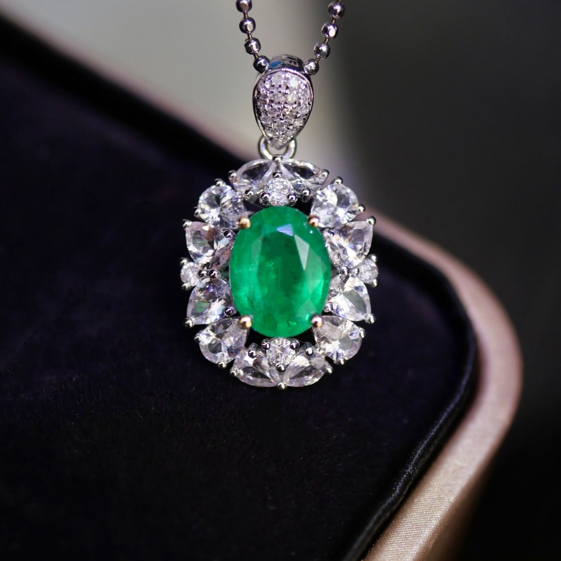 14k Gold 1.01 Ct Vivid Green Natural Emerald & Diamond Pendant( Without Chain ): Ref:231112300 // gold content:14k gold // main gemstone:emerald // shape:oval // carat weight:1. 01ct // color:vivid green // treatment:natural // // adjacent gemstone 2 : diamond // shape:round //
