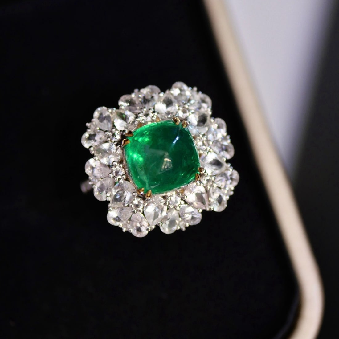 14k Gold 3.0 Ct Vivid Green Natural Emerald & Sapphire Ring: Ref:231112317 // gold content:14k gold // ring size:7. 25us // // main gemstone:emerald // shape:sugar-loaf // carat weight:3. 0ct // color:vivid green // treatment:natural // // adjacent gemstone 2 :