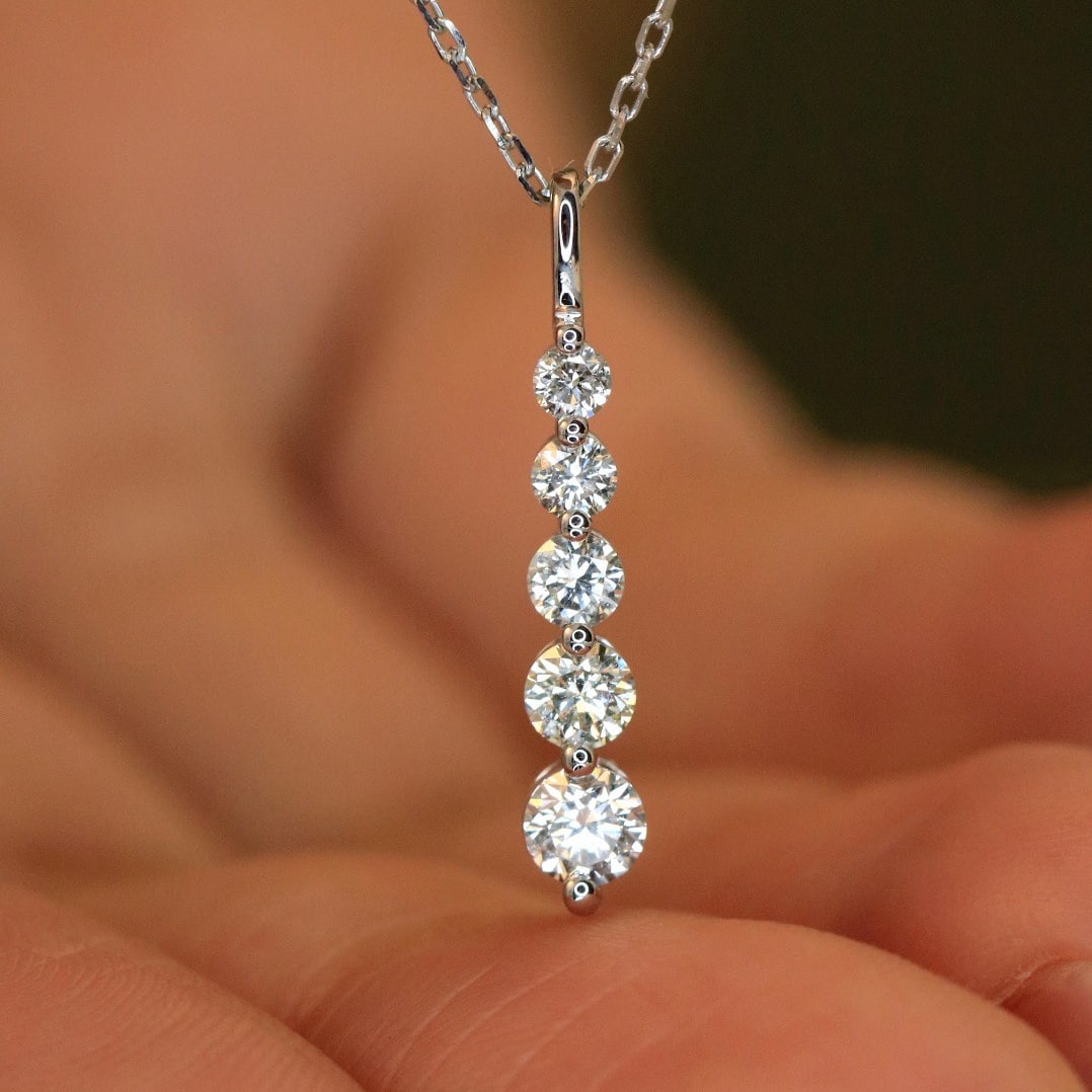 14k Gold 0.45 Ct Natural H Diamond Necklace: Ref:231112320 // gold content:14k gold // main gemstone:diamond // shape:round // carat weight:0. 45ct // clarity grade:vs-si // color:h // treatment:natural // cut grade:g // Low Estimate: 2400